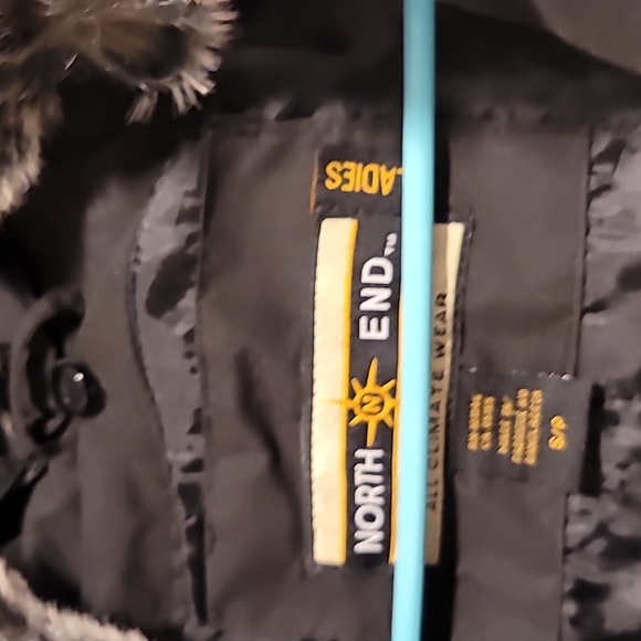 Insulated coat w detachable faux fur - Picture 2 of 4